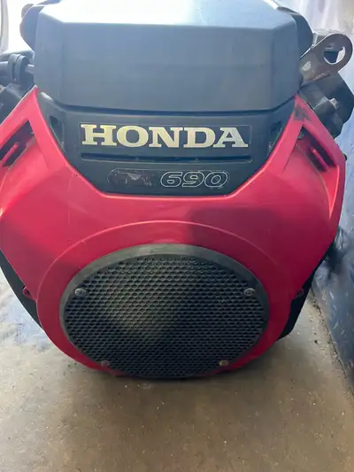 Ce moteur Honda GX690 est un véritable bourreau de travail, idéal pour une variété d'applications in...