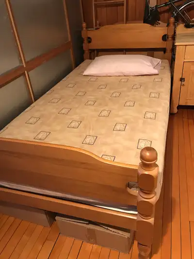 Lit simple en bois franc, View more