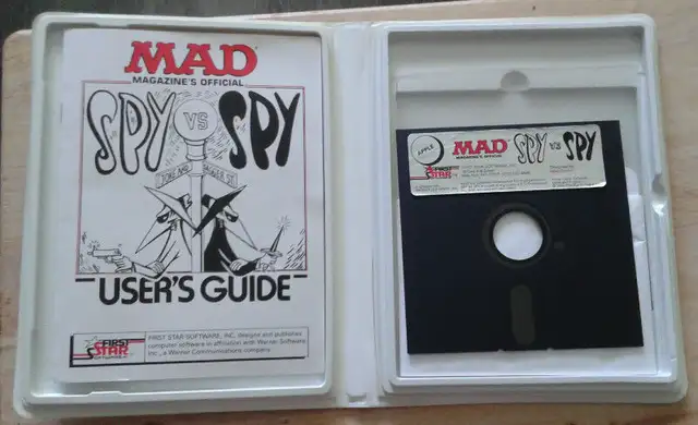 Original 1984 Mad SPY VS. SPY Apple II VINTAGE video game in Other in Laval / North Shore - Image 4