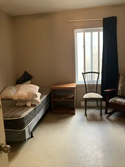 loyer 750$ meublé chauffé éclairé wifi caution 200$ remis au départ cuisine et toilettes communes à...