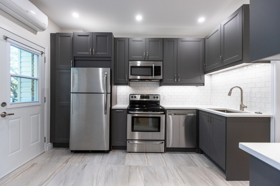 Large Ground Floor with Yards in Verdun - Grand RDC avec Cours 2