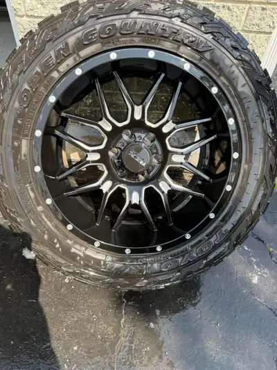 Open country de toyo 33x12.5x20 Rtx claw noir lustré 20x10 6x139.7 Payer 5000$ l’été passer