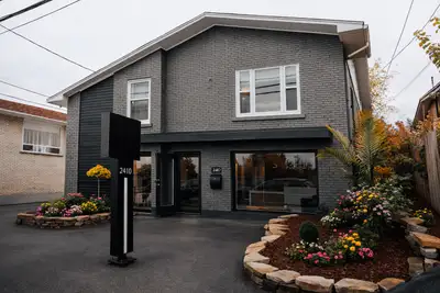 Enseigne Publicitaire sur pied désinstallé . Cause de la vente : Augmentation de l'espace de station...