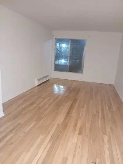 Colocation – Lachine, Montréal Je propose un salon dans un 3 ½ à partager, pour 500 $/mois. Je cherc...