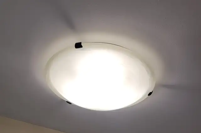 Plafonnier 16'' blanc avec verre d'albâtre Flushmount fixture in Indoor Lighting & Fans in Laval / North Shore - Image 5