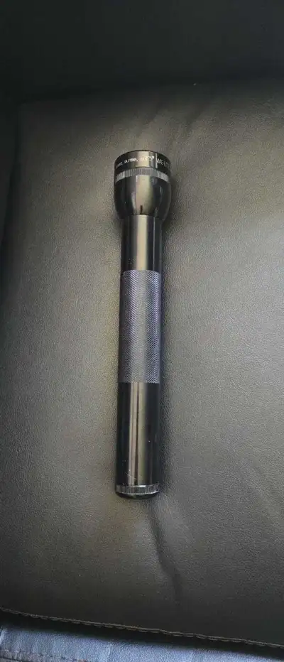 Vintage Mag-lite Maglite Flash Light 12 1/2 Inch 3d Cell Black Great Condition Comes with batteries...