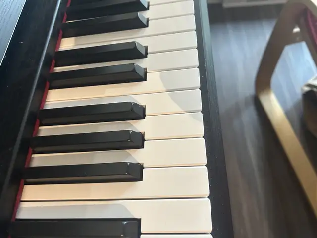 Yamaha piano in Pianos & Keyboards in City of Montréal - Image 4