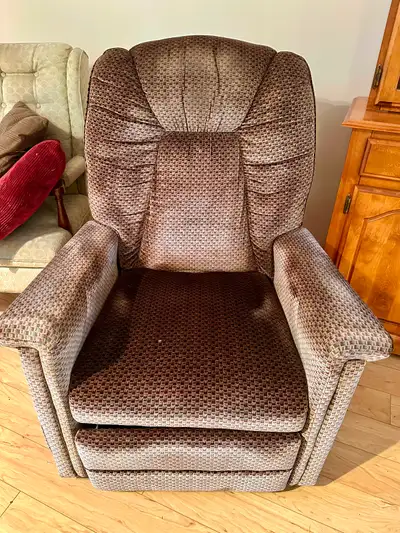 Chaise style Lazy-boy/Lazy-boy style recliner, View more