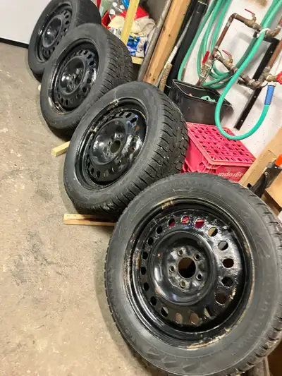 Je vends un ensemble de 4 pneus d'hiver Nokian Nordman, dimension 225/55/R18, montés sur des jantes...