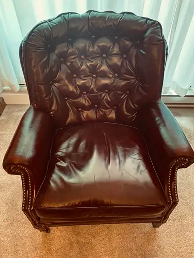Leatherman’s Guild Tufted Leather Armchair – Solid Wood, Classic, View more