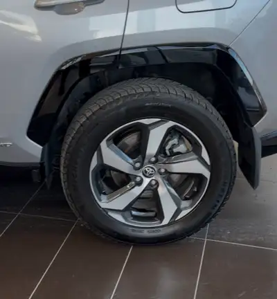 Bonjour, j’offre en vente mes quatre pneus d’hiver, Michelin X- ICE snow 225-60-18 Excellente condit...