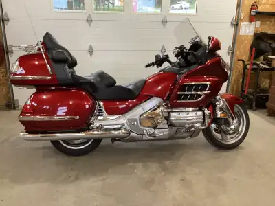 moto tres confortable, bas kilométrage, beaucoup de chrome et d’accessoire, pneus bonne condition,