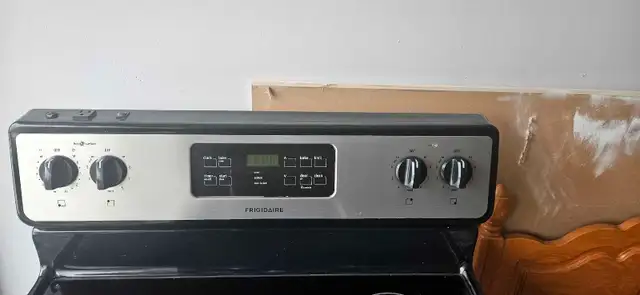 Frigidaire stove in Stoves, Ovens & Ranges in Oshawa / Durham Region - Image 2