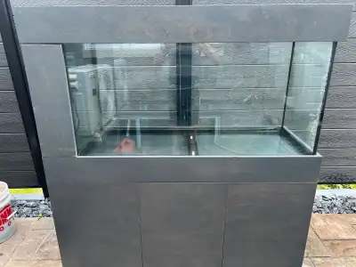 Aquarium de 90 gallons avec meuble et accessoires, à l’exception du filtre, dont une petite pièce es...