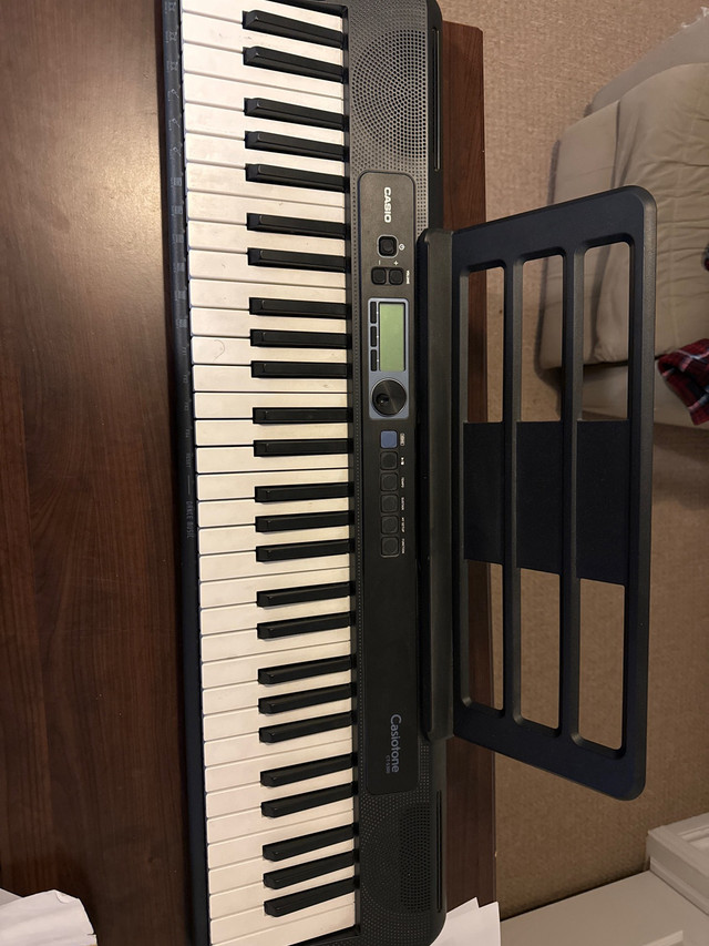 Piano keyboard  in General Electronics in Ottawa