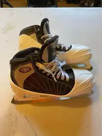 Hockey skates - Patins de gardien de buts pour garçon CCM 652. P