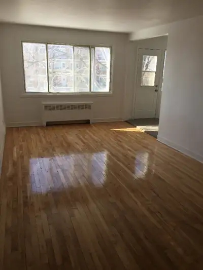Appartements de 3,5 pièces disponibles maintenant. Le bâtiment est situé dans une impasse calme. En...