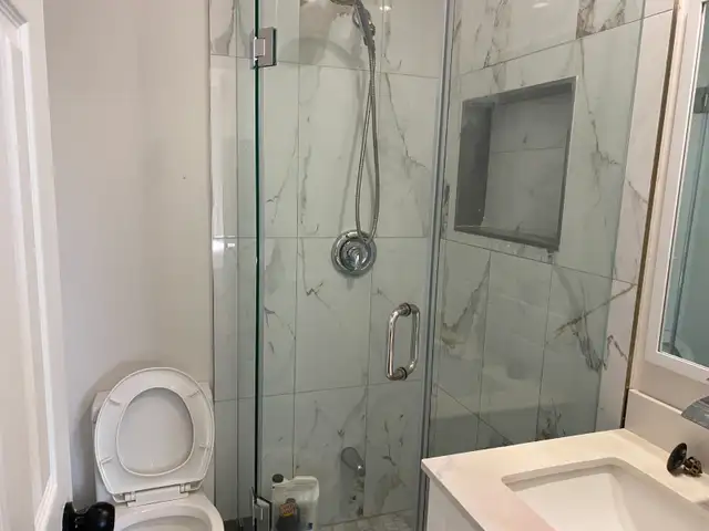 Second-floor master bedroom with private washroom in Room Rentals & Roommates in City of Toronto - Image 6