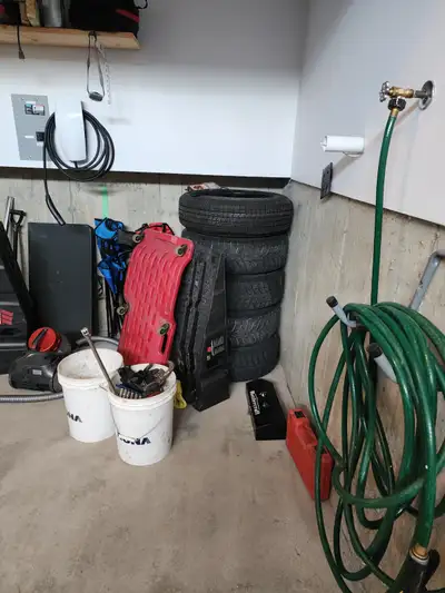 4 pneus d'hiver 215 70 r 16 installés dans les rhims 5 trous + pneu de spare, ils sont pneus qui eta...