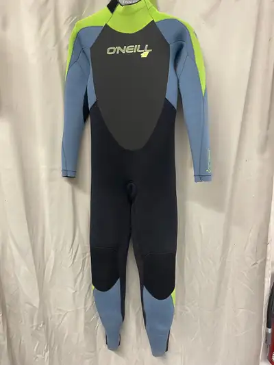 Selling a USED O’Neill youth (16) wetsuit in 4/3mm. Wetsuit is in good condition. Zippers work fine....