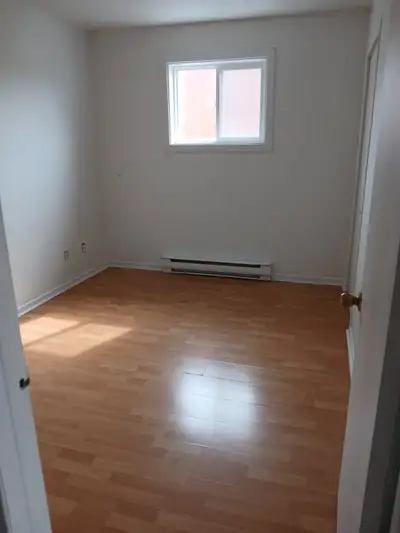 Libre immédiatement! Excellent appartement 5 1/2, et grand, entièrement rénové avec nouvelles fenetr...