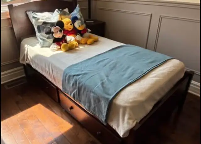 Set de chambre lit enfant - commode homme - bureau -table chevet in Beds & Mattresses in Laval / North Shore - Image 3