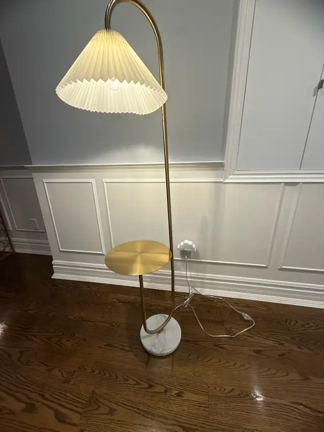 Floor Lamp in Indoor Lighting & Fans in Markham / York Region - Image 2
