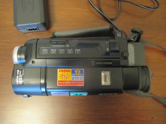 SONY Video 8xR CCD-TR67 Handycam Video Camera Recorder in Cameras & Camcorders in Chatham-Kent - Image 5