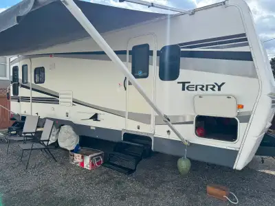 Pristine condition best describes this bright well maintained 26.76 ft trailer. No Pets or Smoking....