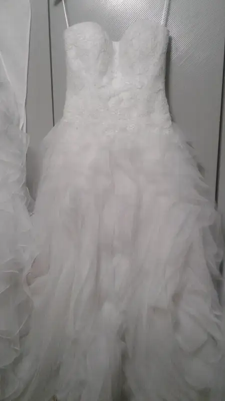 Casablanca Wedding dress size 10 in Wedding in Kitchener / Waterloo - Image 6