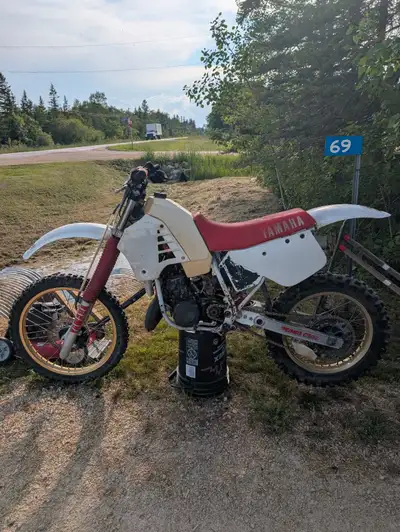 1986 Yamaha yz 250 for sale $2000 obo Runs when you spray gas in the carb Needs a carburetor float a...