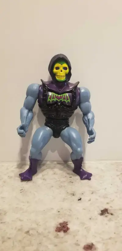 This vintage Battle Armor Skeletor figure is ready to bring some retro villainy to your collection!...