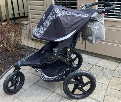 Poussette jogging BOB GEAR Revolution Flex 3.0, pneus gonflables, noir graphite Très bon état. Utili...