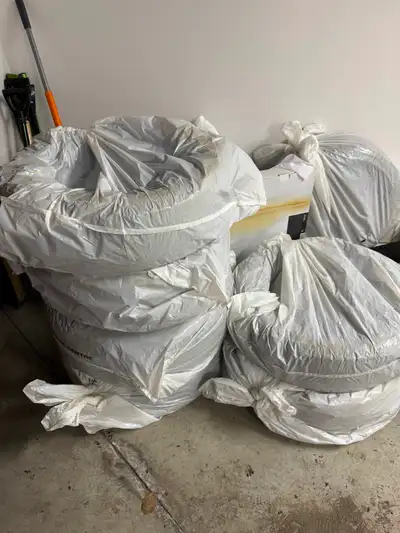 La spécification est 195/65R15 pour les pneus d'hiver du véhicule Sedan. Le marque : Continental. Je...