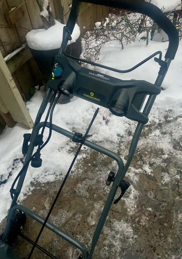Yardworks Snow Thrower 20” in Snowblowers in City of Toronto - Image 3