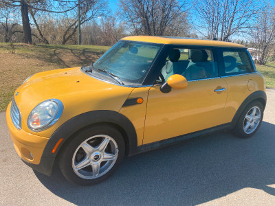 2009 Mini Cooper, manual, LEATHER, SUN ROOF, only 106,000 km