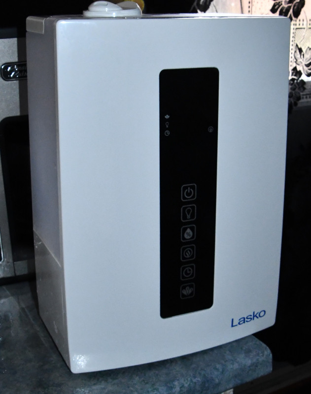 Lasko UH300 Cool or warm mist ultrasonic humidifier in Heaters, Humidifiers & Dehumidifiers in Moncton