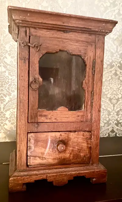 Petit reliquaire ou boîte à bijoux antique en bois exotique provenant d’Asie, possiblement d’Afghani...