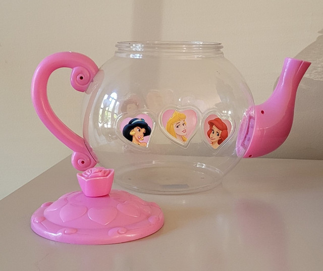 Ensemble de vaisselle  princesses Disney avec théière Tea Set in Toys & Games in Laval / North Shore - Image 3