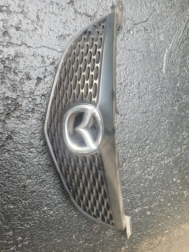 2004 - 2006 Mazda 3 Front Upper Grill in Auto Body Parts in Gatineau - Image 3