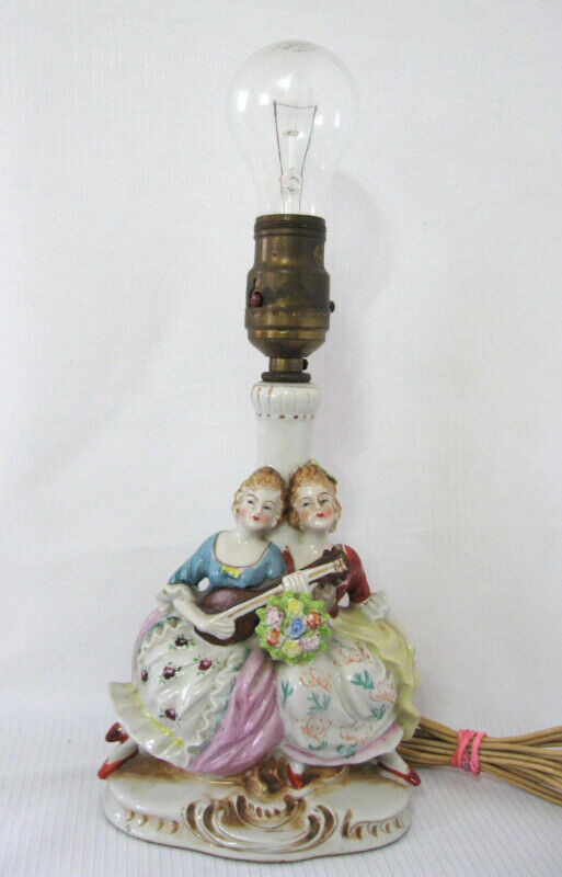 LAMPE EN PORCELAINE VINTAGE PORCELAIN LAMP dans Art et objets de collection  à Ouest de l’Île - Image 2