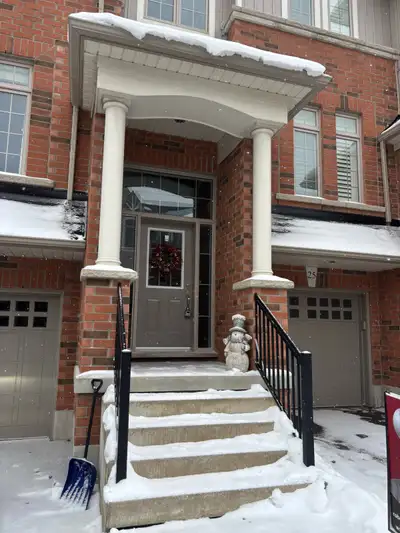 This Townhouse is clean, modern, freshly painted with an open concept. New granite countertops and n...