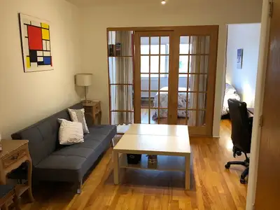 Beau 3 1/2 sur le plateau, meublé, moderne et lumineux. 3 1/2 sur le plateau, lumineux et moderne, a...