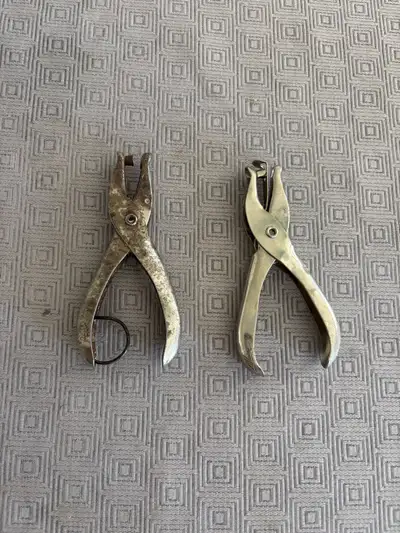 2 Metal Single Hole Punchers - 2 Perfotateurs Un Seul Trou en M, View more