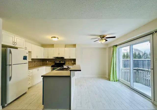 Barrhaven Cresthaven Dr End unit townhome for rent in Long Term Rentals in Ottawa - Image 6