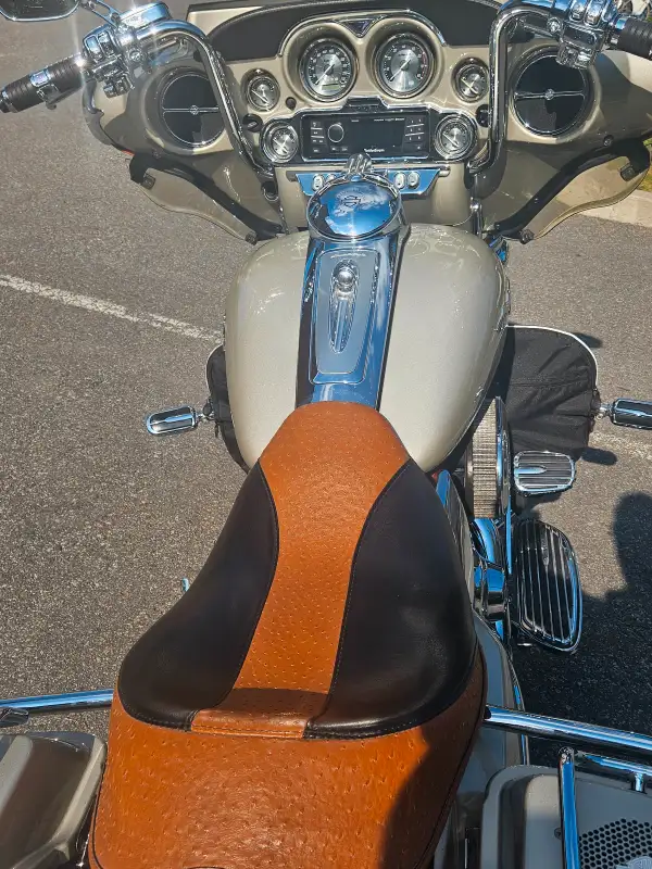 HARLEY-DAVIDSON FLH CVO 2009 in Street, Cruisers & Choppers in City of Montréal - Image 8