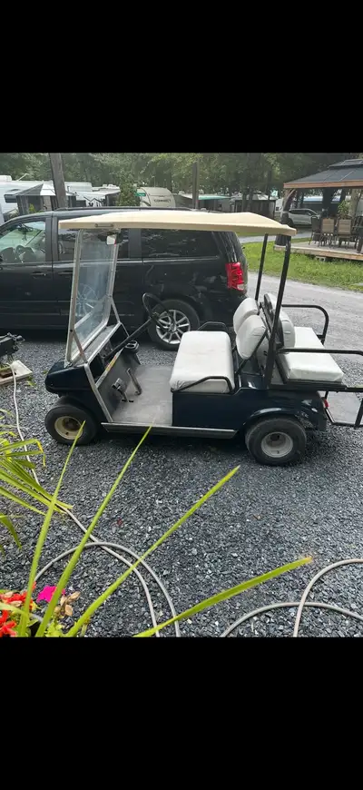 Cart de golf à vendre 4000$ non négo batterie à changer et file pneu neuf avec cape de roue saint sa...