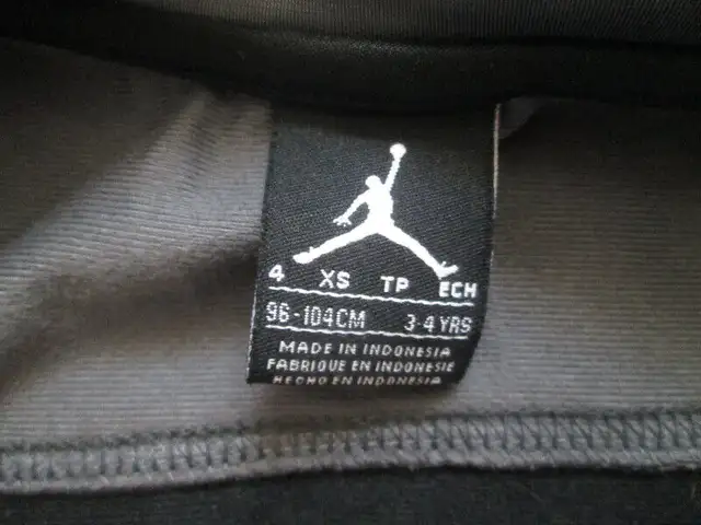 BOYS (Size 4T, XS) --- ZIP UP JACKET by AIR JORDAN --- ONLY $10 in Clothing - 4T in City of Toronto - Image 7