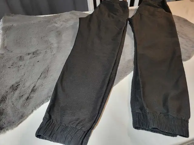 2 pantalons uniformes Collège Ville-Marie très petit adultes in Kids & Youth in City of Montréal - Image 4