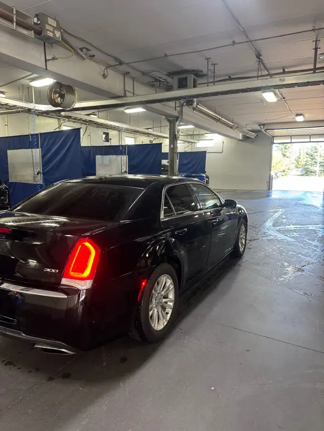 2017 Chrysler 300576493183976099843
